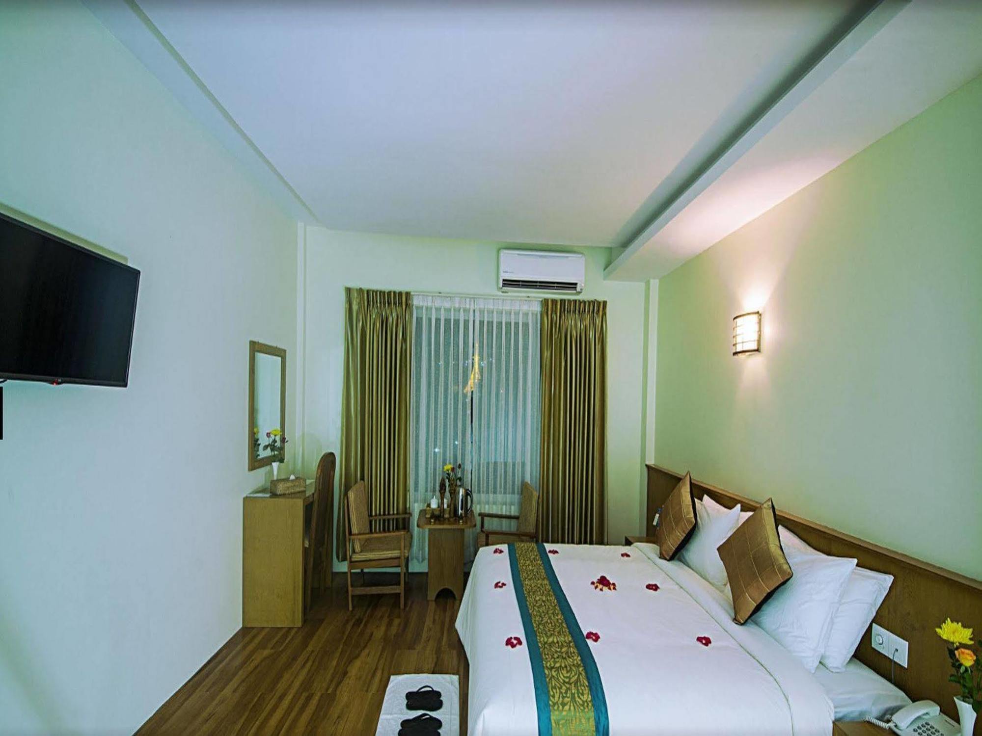 Ngwe Moe Hotel Moulmein Extérieur photo